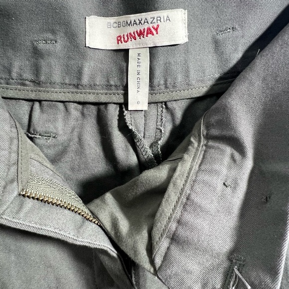 BCBGMAXAZRIA Runway Olive Cropped Pleated Pants Size 0 | Cuffed Utility Capri - Picture 4 of 6